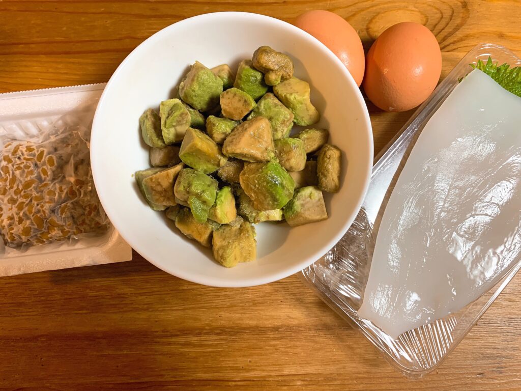業務スーパーの冷凍アボカドで作るイカ納豆丼の材料