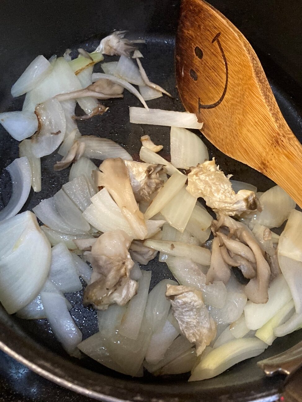 鍋に玉ねぎと舞茸を入れて炒める