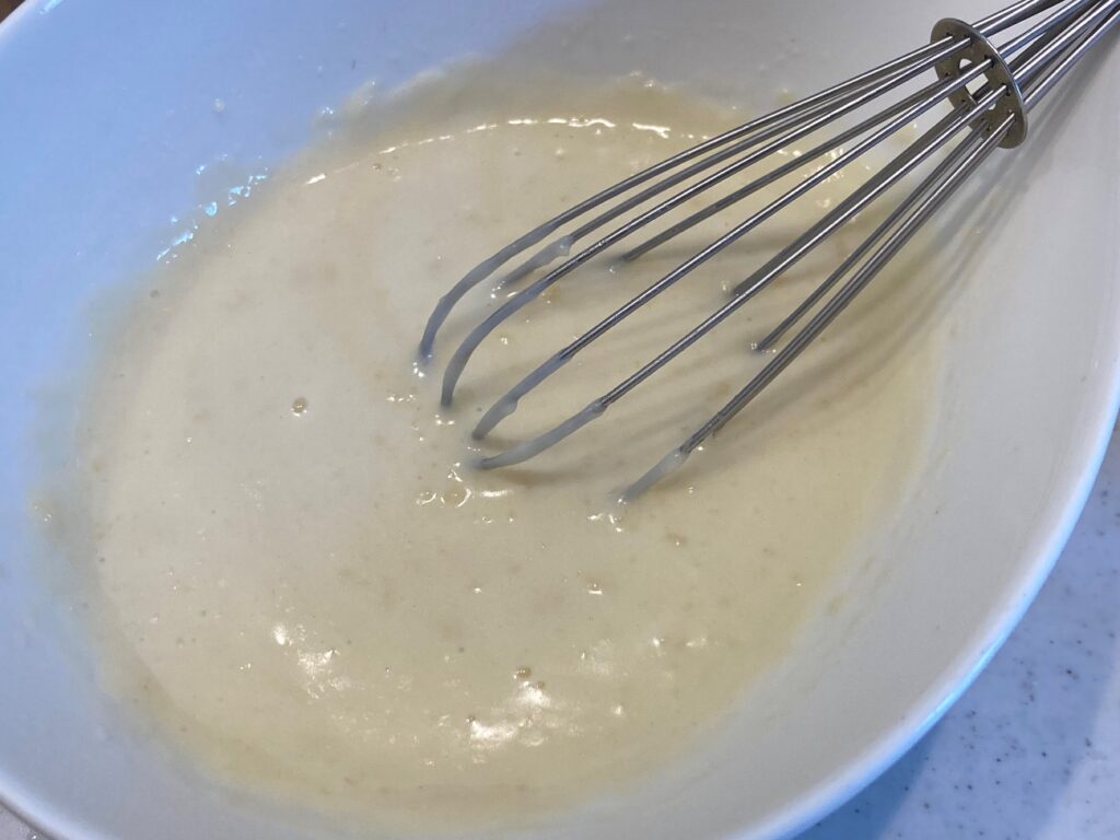 レンジ加熱したバターと小麦粉に牛乳を加えて混ぜる