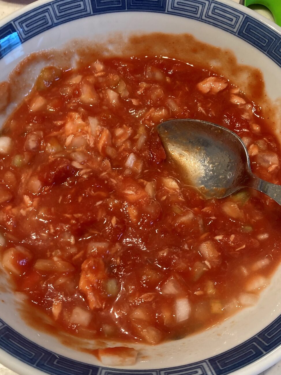 耐熱ボウルに玉ねぎ・オーガニックカットトマト缶詰・ツナ缶・味噌を入れる