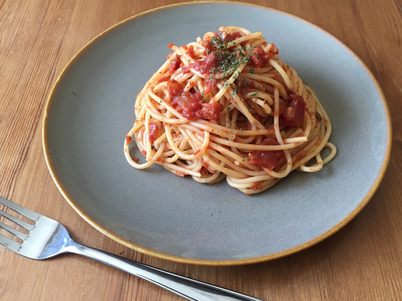 完成した業務スーパーのポルチーニとトマトのパスタソースで作ったトマトパスタ