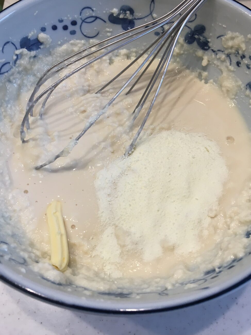 泡立てた絹豆腐にスキムミルクとバターを加える