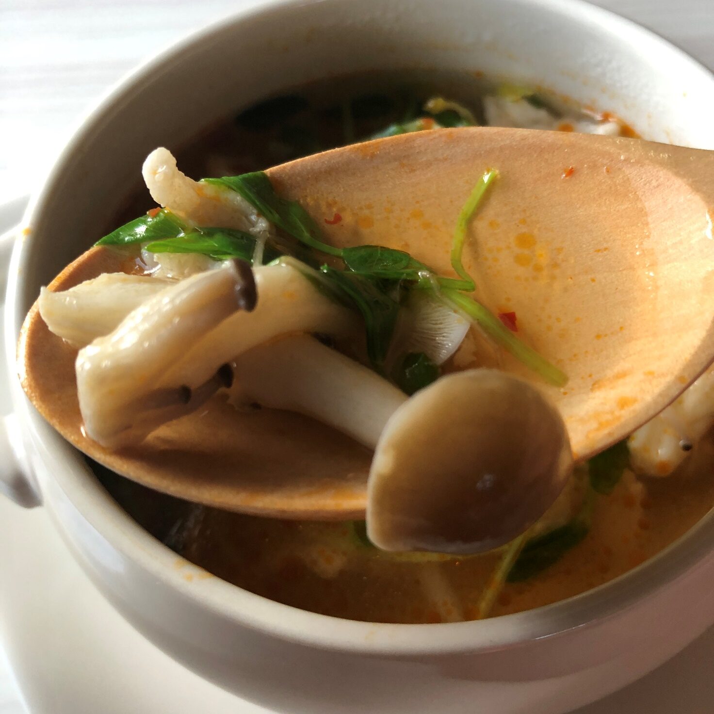 スプーンですくった業務スーパーの四川豆板醤で作った中華スープのアップ