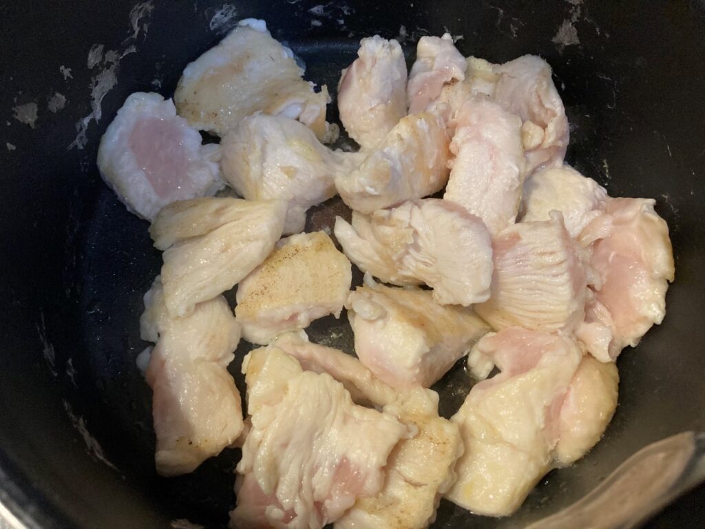 鶏胸肉をごま油で焼く