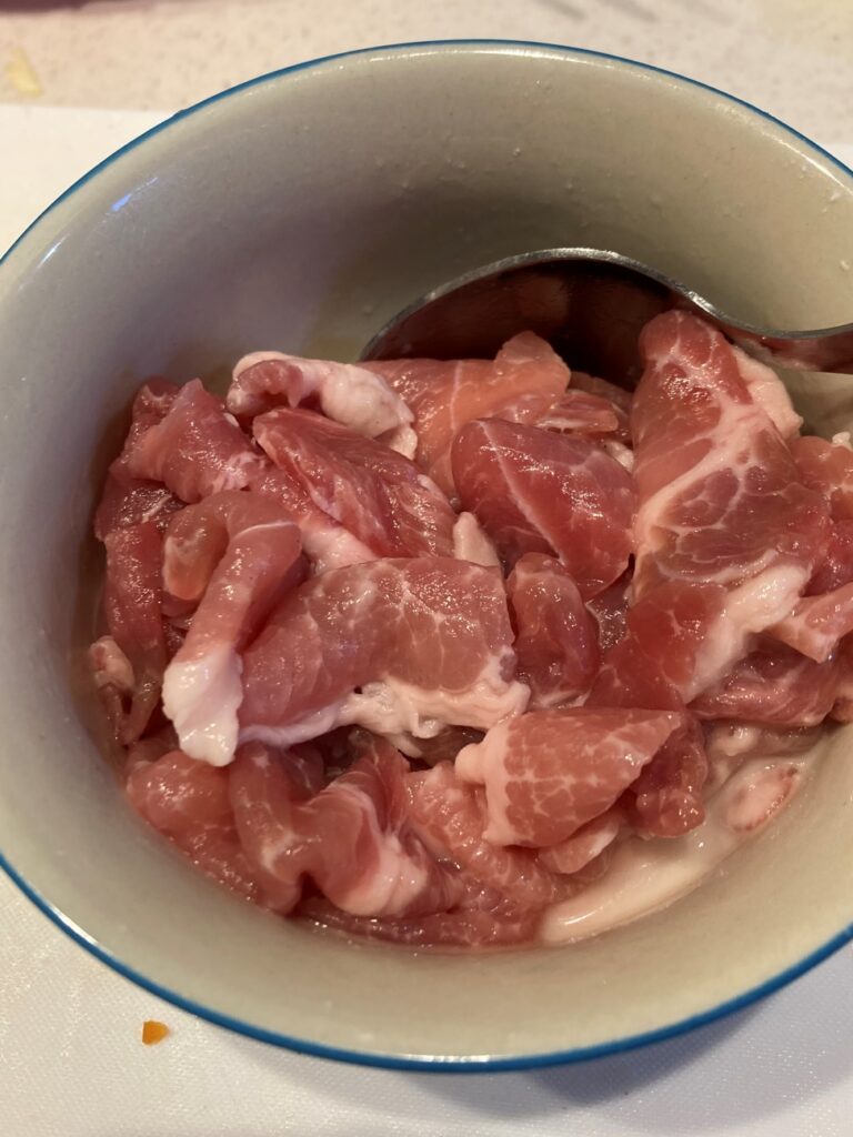 3cm幅に切った豚肉にお酒・塩こしょうをまぶす