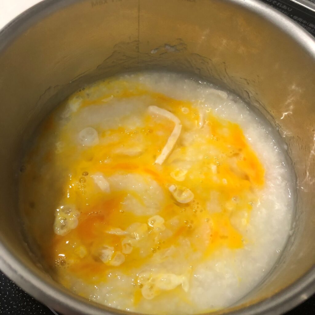 煮たったところで、卵を加える