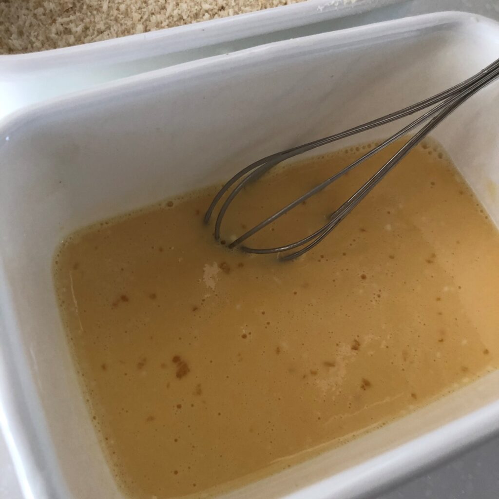 小麦粉・水・卵を混ぜ合わせてバッター液を作る