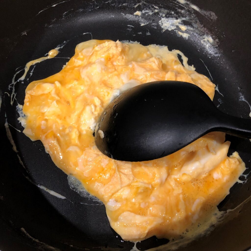 油を熱したフライパンに溶き卵を流し入れ、半熟状態にする