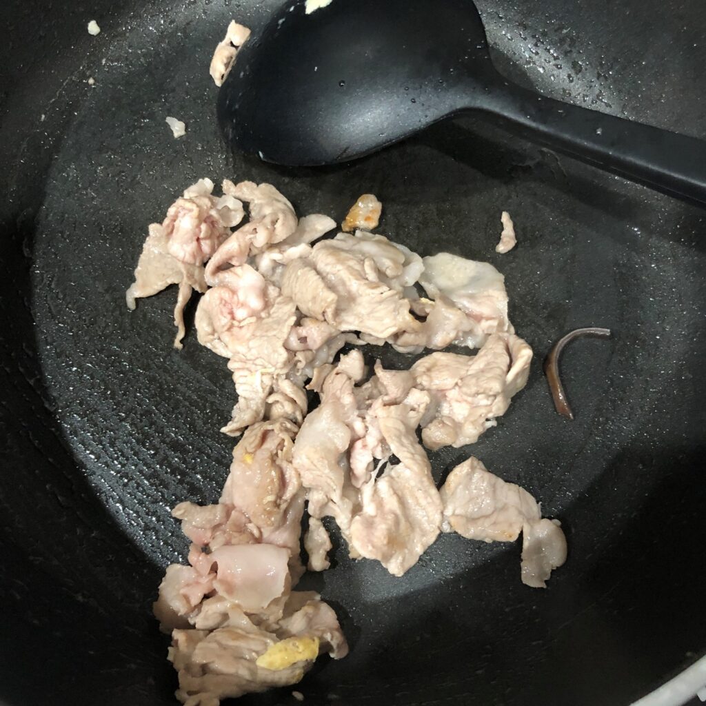 玉子を取り出したフライパンで豚肉を炒める