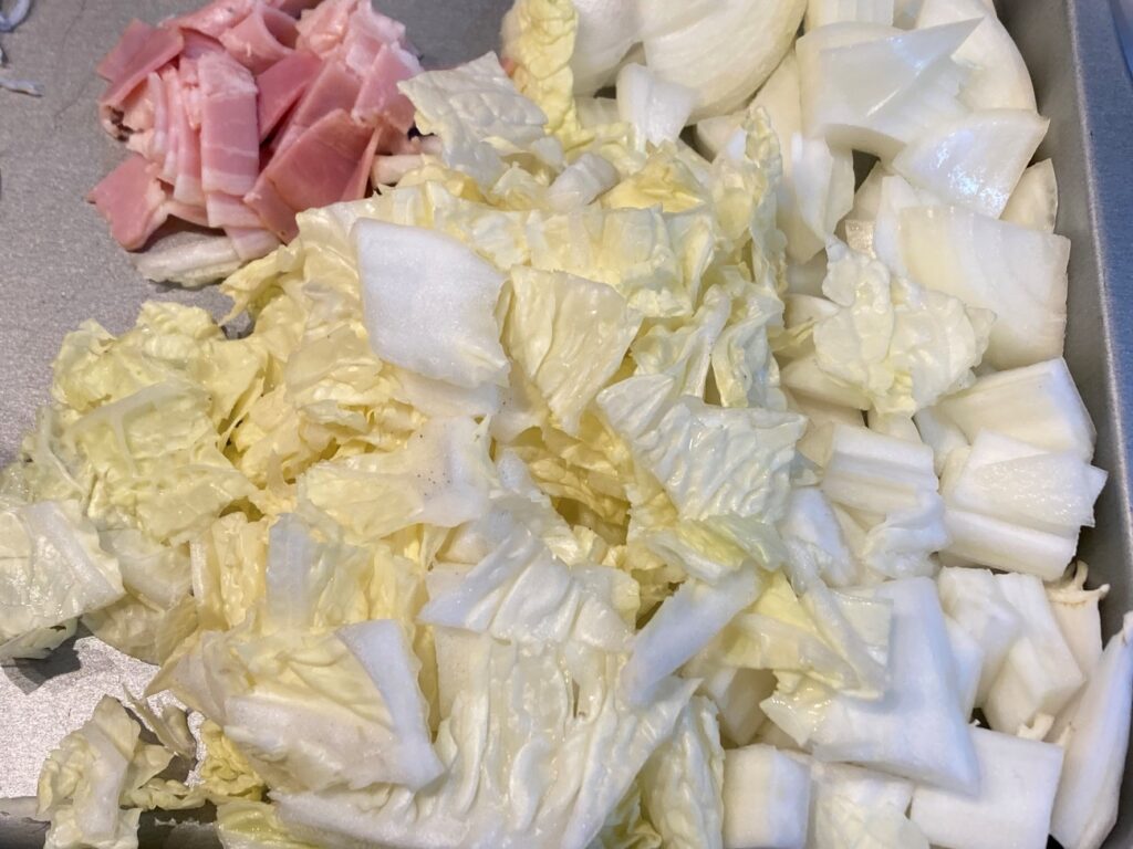 白菜を一口大、玉ねぎを薄切り、ハーフベーコンを1cm幅にする
