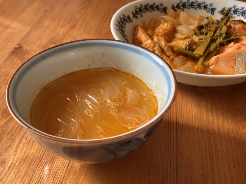 業務スーパーのトムヤム鍋の素で作ったトムヤム鍋とトムヤム鍋のスープで煮た春雨