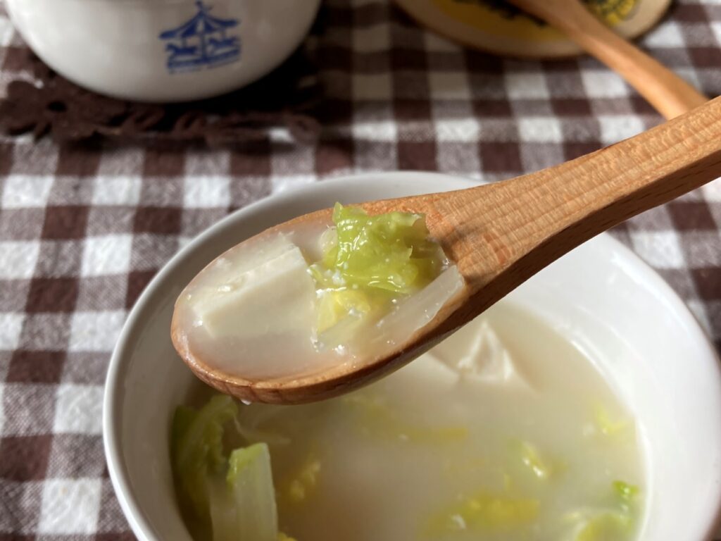 スプーンですくった完成した業務スーパーの寄せ鍋の素で作った白菜のミルクスープのアップ